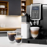 Cafetière expresso avec broyeur Delonghi Dinamica Latte avec afficheur en promo à 469 €.