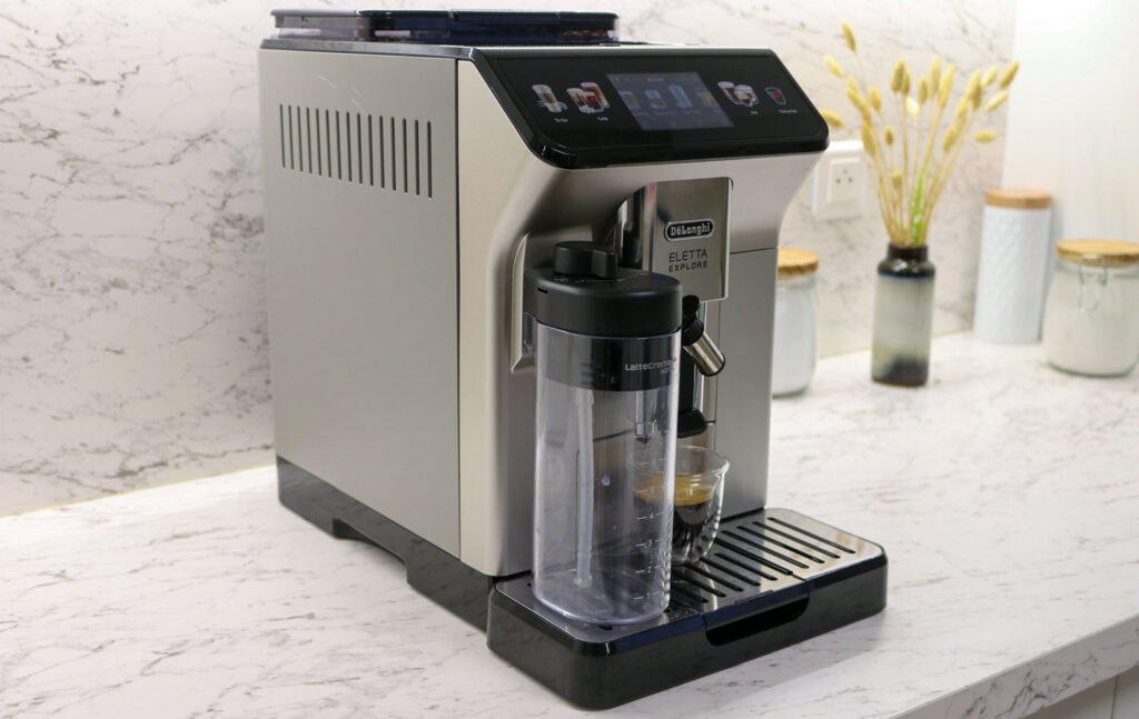 Cafetière expresso avec broyeur Delonghi Eletta Explore de trois quart.