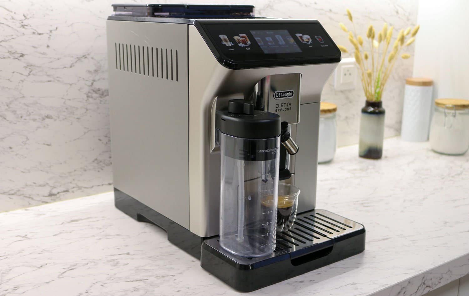 Cafetière expresso avec broyeur Delonghi Eletta Explore de trois quart.