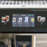 Ecran tactile de la cafetière expresso avec broyeur Delonghi Eletta Explore.