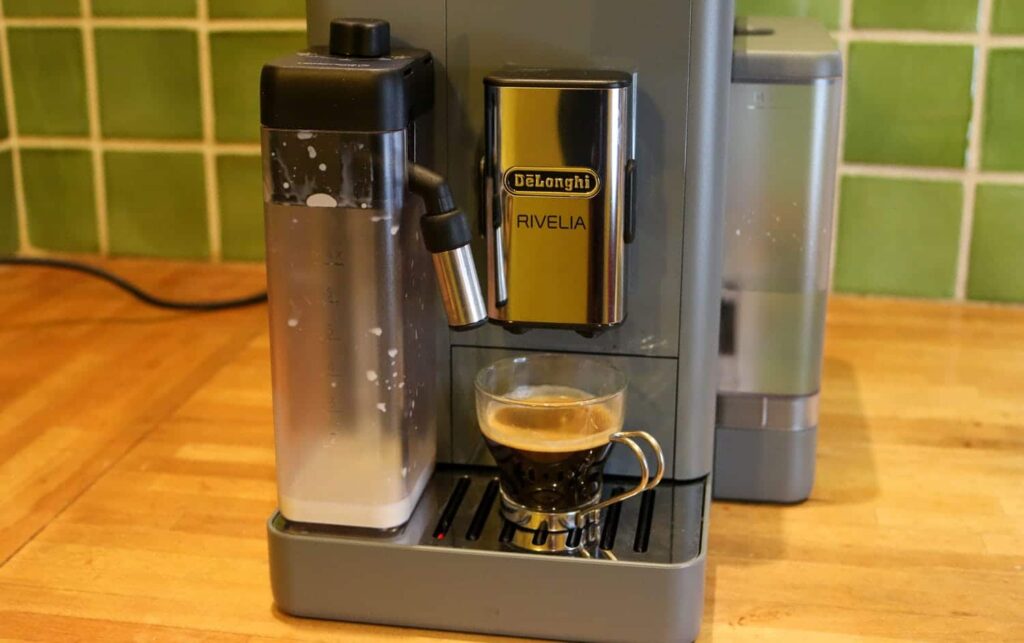 Cafetière expresso avec broyeur Delonghi Rivelia Latte : réalisation d'un expresso.