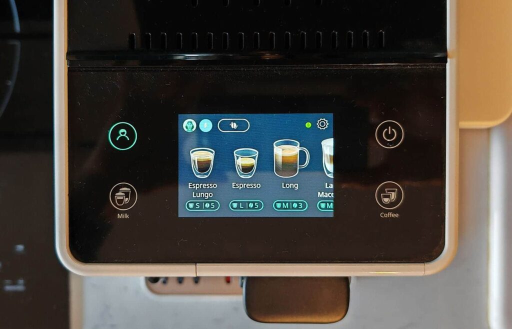 Cafetière expresso avec broyeur Delonghi Rivelia Latte : écran tactile intuitif et de nombreuses fonctionnalités.