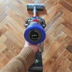 Test de l'aspirateur balai Dyson V8. (c) Labo Maison
