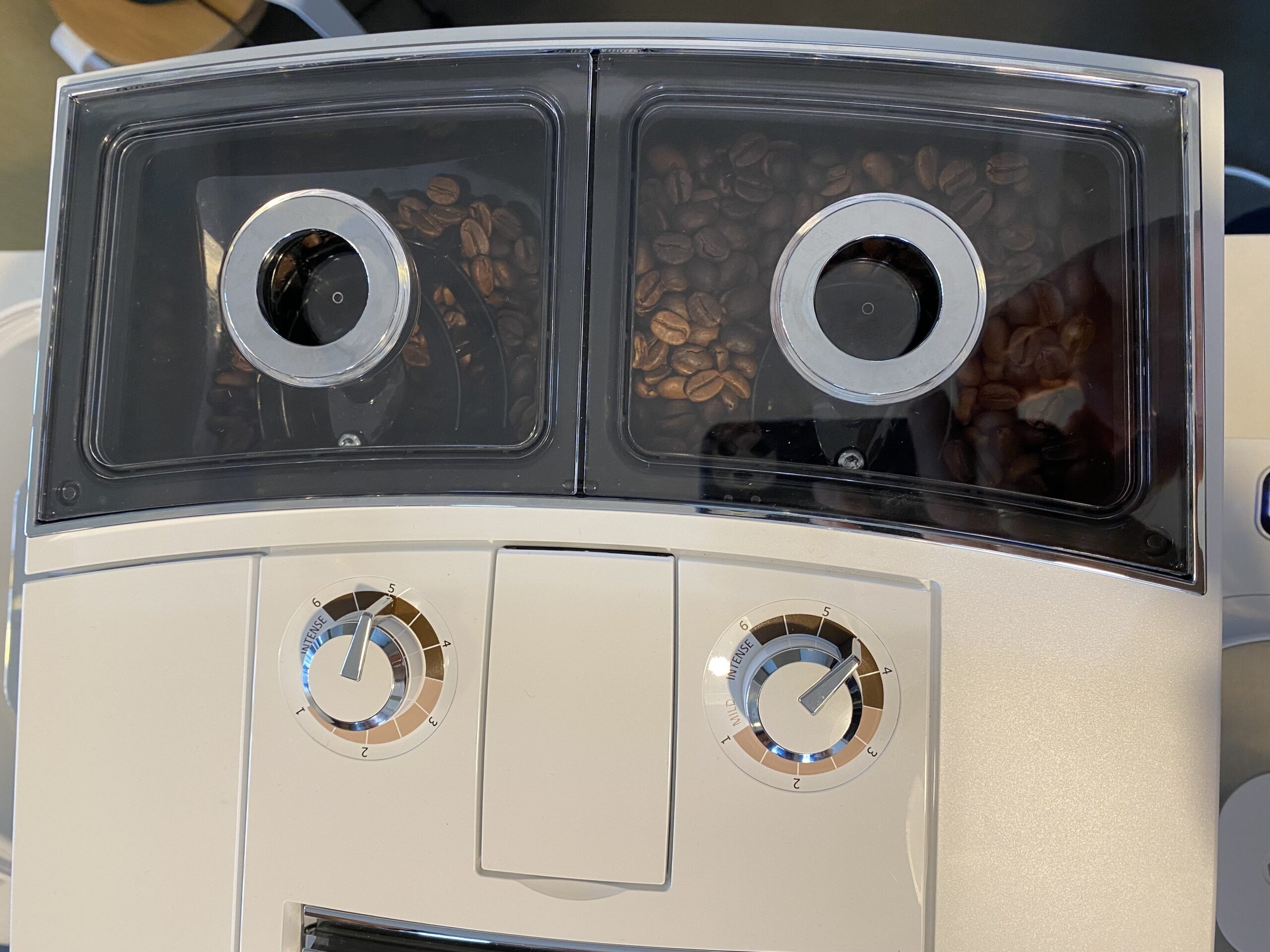 Jura J8 Twin : les deux bacs à grains situés sur le dessus de l'appareil