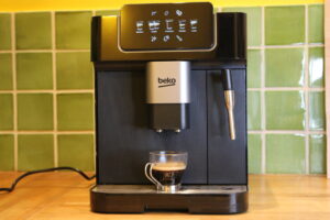 La machine expresso avec broyeur Beko, CEG7302B à 259 € chez Electro Dépot pour les soldes d'été 2025.