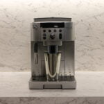 Delonghi revient sur le devant de la scène des cafetières expresso avec broyeur, avec une machine connectée, la Magnifica S Smart ECAM 250. Ce modèle reprend les grandes lignes de sa petite sœur, la Delonghi Magnifica S, et bénéficie d'un nouveau panneau de commande ainsi que de la recette Doppio+. (c) LaboMaison