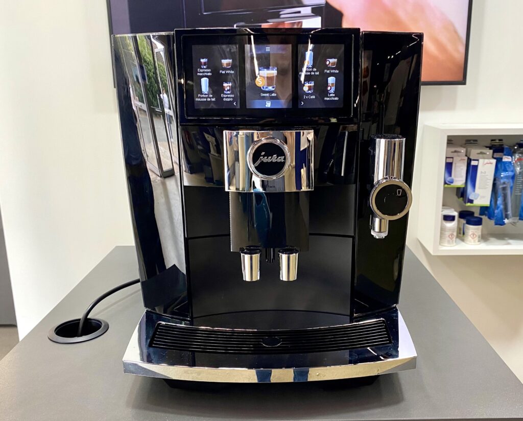 La Jura J8 Twin est une machine à café automatique avec broyeur impressionnante tant elle offre de possibilités avec ses deux bacs à grains et son superbe écran de contrôle. Jura propose ici un très beau produit polyvalent et extrêmement performant.