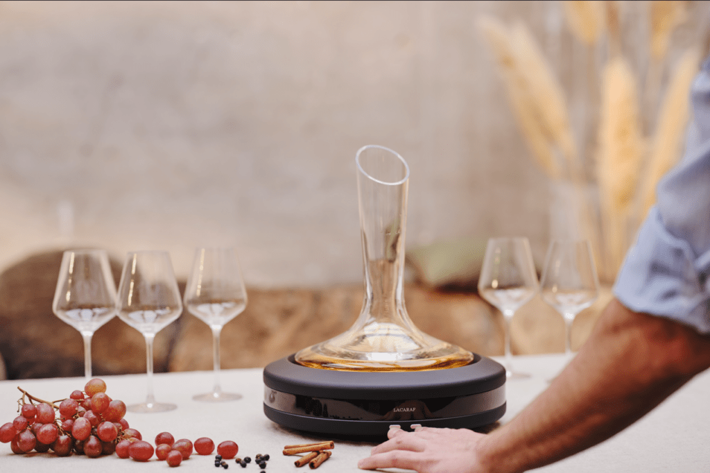 LACARAF est née de l’union entre une passion pour le vin et une expertise technique de pointe. Inspiré de la technologie spatiale, le système LACARAF dispose d’une architecture thermique innovante et d’une précision sans équivalent. Un objet connecté d’excellence façonné par les codes du vin.
