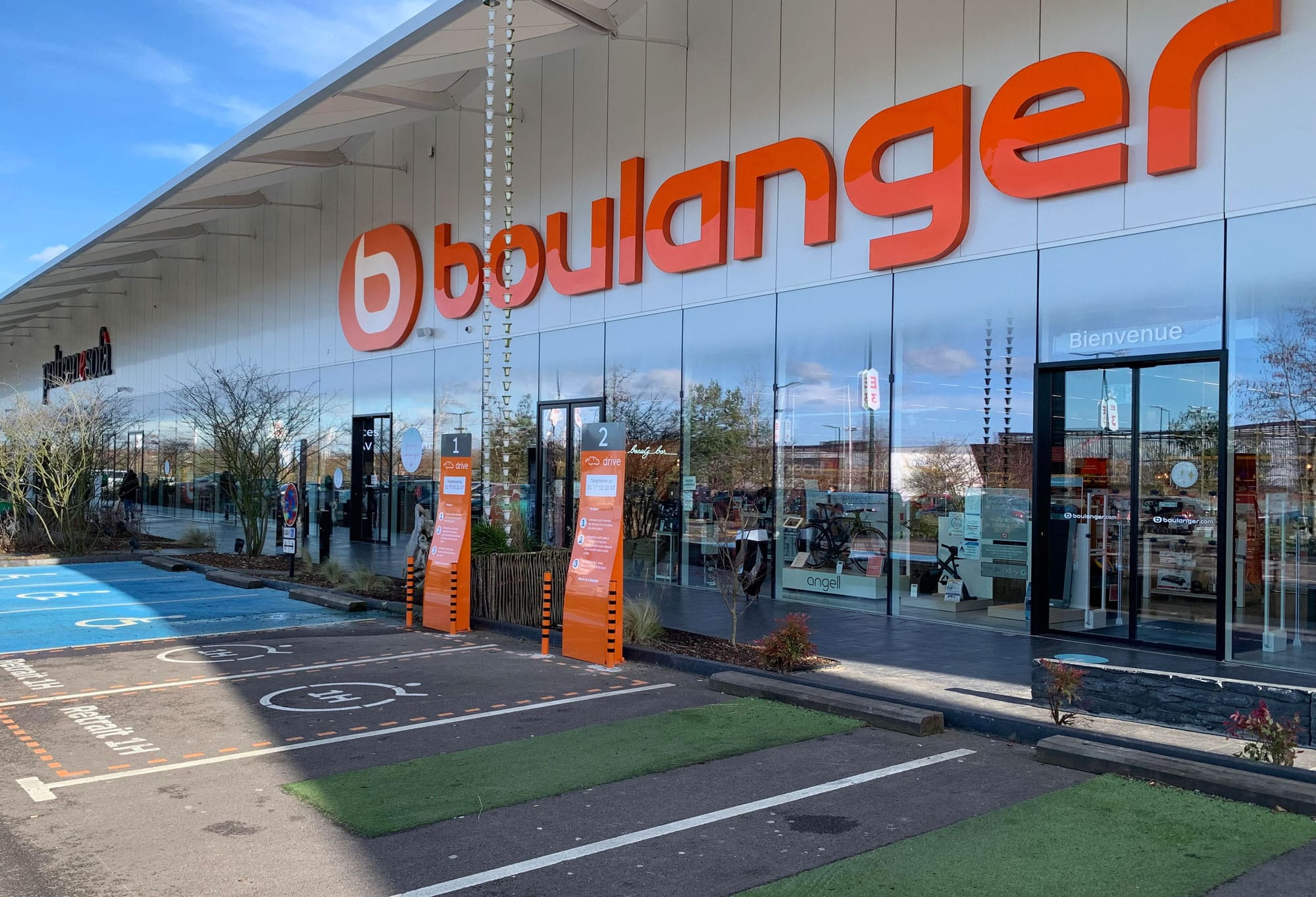 Façade d’un magasin Boulanger, enseigne française d’électroménager et de produits high-tech