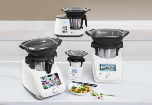La famille des robots cuiseurs de Lidl : les Silvercrest Monsieur Cuisine Plus, Connect et Smart.