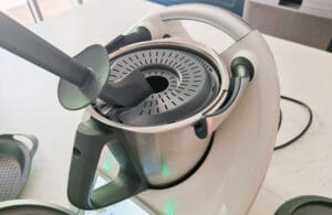 Thermomix livre un spactule pour racler le bol et s'en servir de poignée pour le panier vapeur.