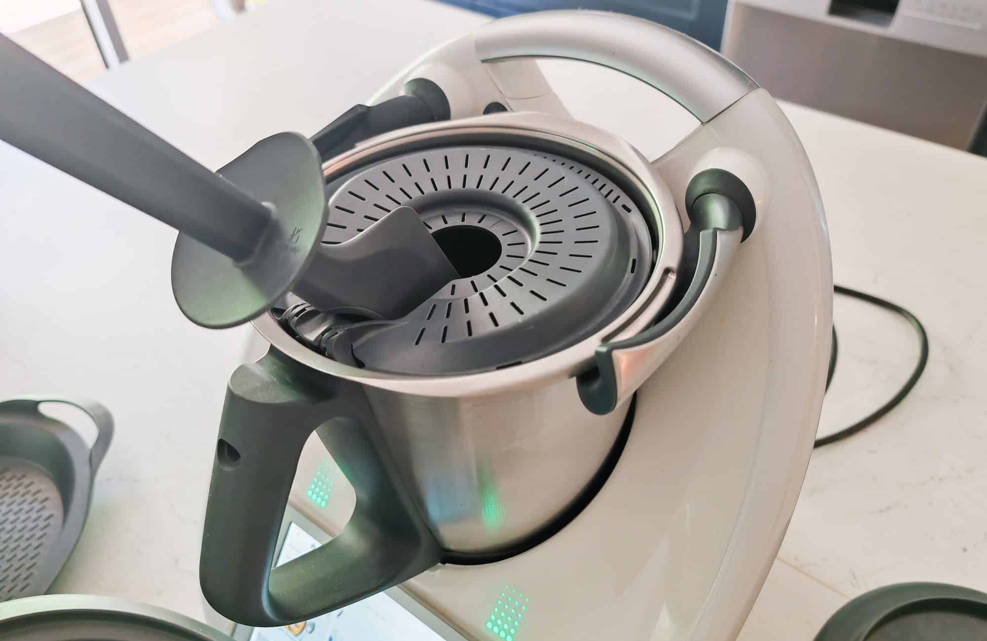 Thermomix livre un spactule pour racler le bol et s'en servir de poignée pour le panier vapeur.