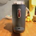 La machine à café Globe de CoffeeB est un système à doses individuelles qui bénéficie d’une technologie de percolation innovante brevetée. Elle offre tous les avantages pratiques d’une machine à capsules, tels que le choix des variétés et les différents niveaux d’intensité.