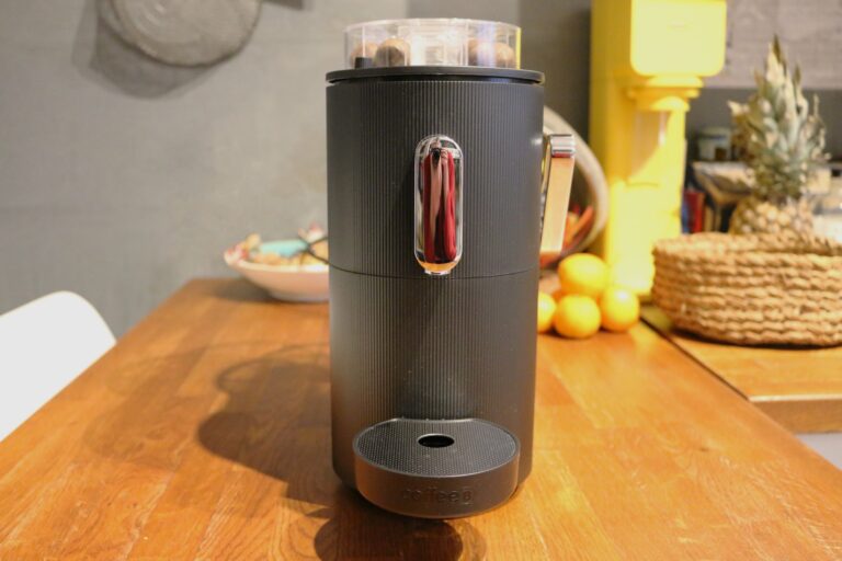 La machine à café Globe de CoffeeB est un système à doses individuelles qui bénéficie d’une technologie de percolation innovante brevetée. Elle offre tous les avantages pratiques d’une machine à capsules, tels que le choix des variétés et les différents niveaux d’intensité.