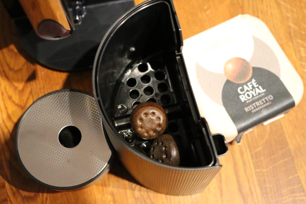 La machine à café Globe de CoffeeB est un système à doses individuelles qui bénéficie d’une technologie de percolation innovante brevetée. Elle offre tous les avantages pratiques d’une machine à capsules, tels que le choix des variétés et les différents niveaux d’intensité. Elle utilise des boules de café 100% compostables. 
