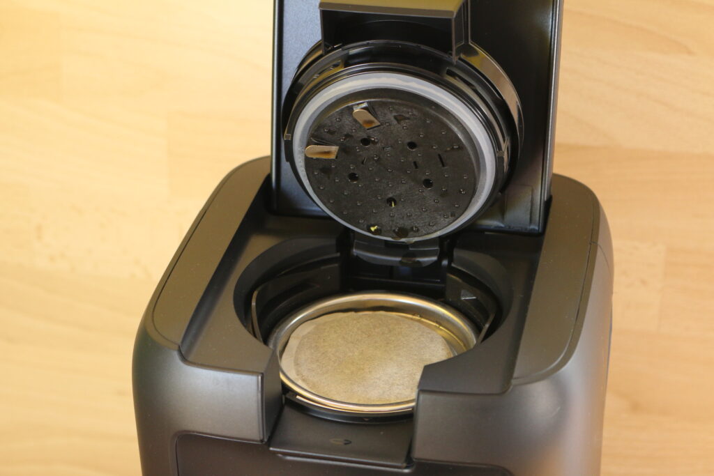 Une dosette Senseo dans la machine à café Philips Senseo Maestro.