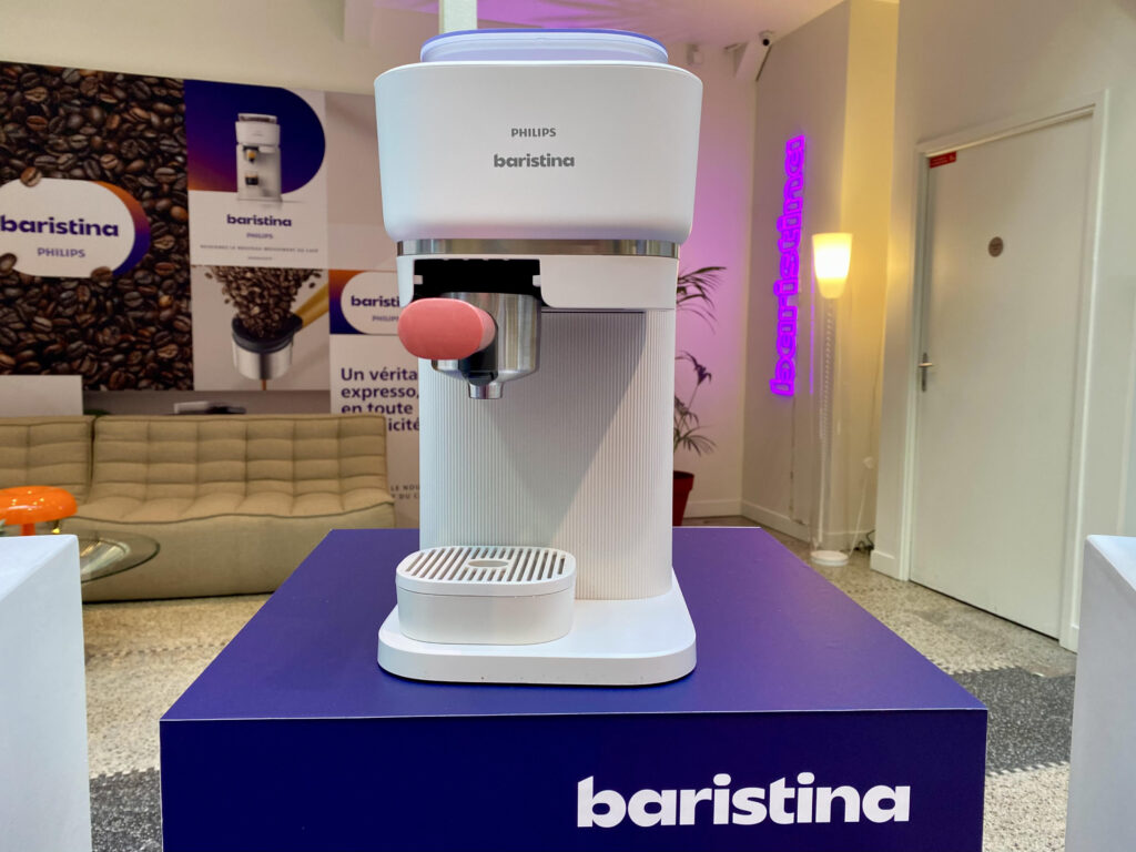Philips innove dans le monde du café avec sa Baristina, une machine à café qu'il qualifie de "révolutionnaire" pour démocratiser le café fraîchement moulu.