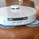 L'aspirateur robot Ecovacs Deebot T30 Pro Omni disposent de serpillières rotatives, dont une peut se déporter pour laver le long des plinthes et des meubles. (c) Labo Maison