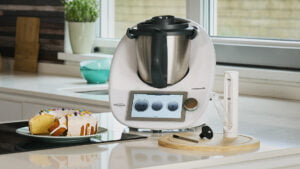 Le Thermomix Sensor est une sonde de cuisson connectée qui mesure en temps réel la température à coeur et vous prévient quand c'est parfaitement cuit. Contrôle précis de la température au degré près, pour vos cuissons au four, à la poêle ou au barbecue Cuisson guidée entièrement intégrée pour une expérience de cuisson facilitée Accès facile via l'application Cooking Center