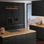 La nouvelle cuisine Philharmonie de De Dietrich avec ses fours, lave-vaisselle, plaques induction et cave à vin premium.