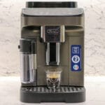 Machine expresso broyeur Delonghi Magnifica Evo Latte. (c) Labo Maison