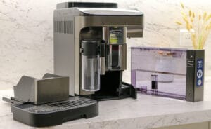 Entretien de la machine expresso avec broyeur Delonghi Magnifica Evo Latte. (c) Labo Maison