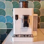 Test de la cafetière expresso avec broyeur Delonghi Rivelia Latte