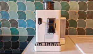 Test de la cafetière expresso avec broyeur Delonghi Rivelia Latte