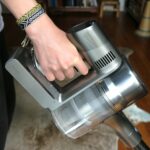 L'aspirateur balai Dreame R20 en action