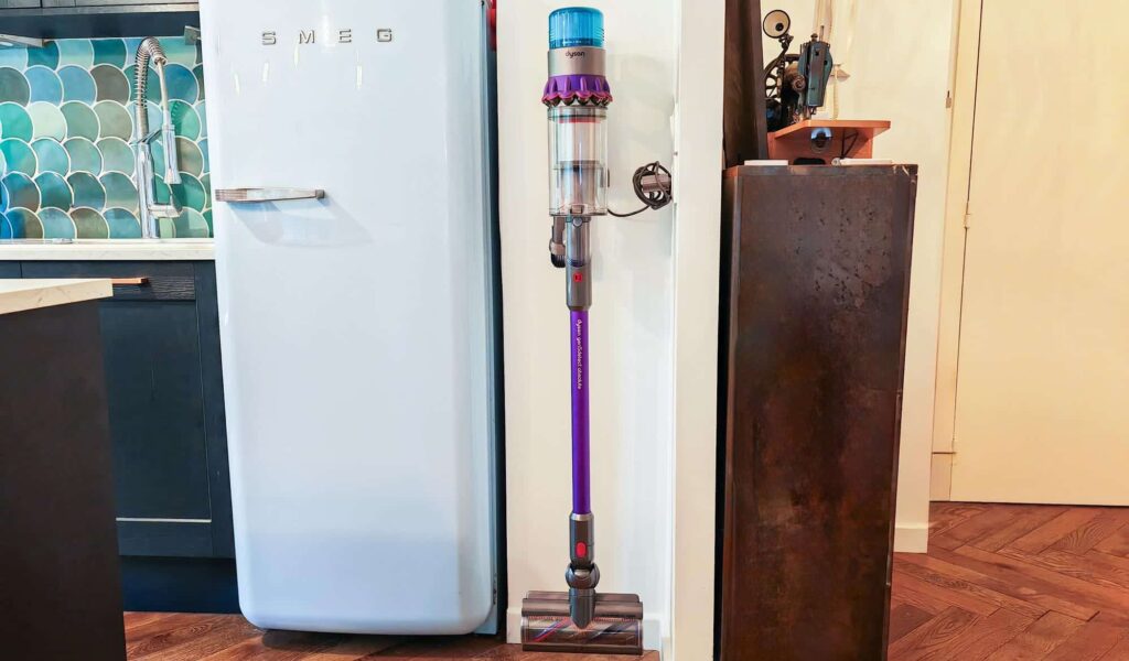 Socle de charge mural du Dyson Gen5 Detect. (c) Labo Maison