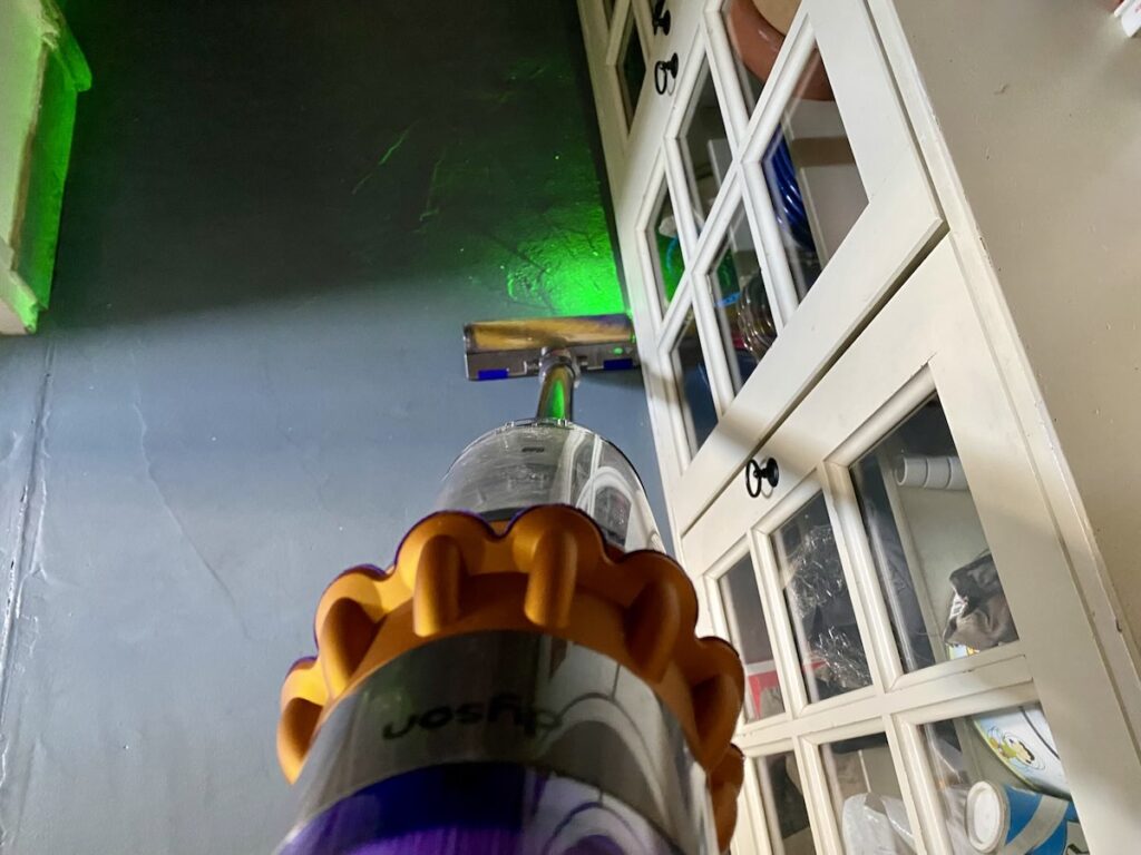 Le laser Detect de la brosse Fluffy de Dyson © Labo Maison