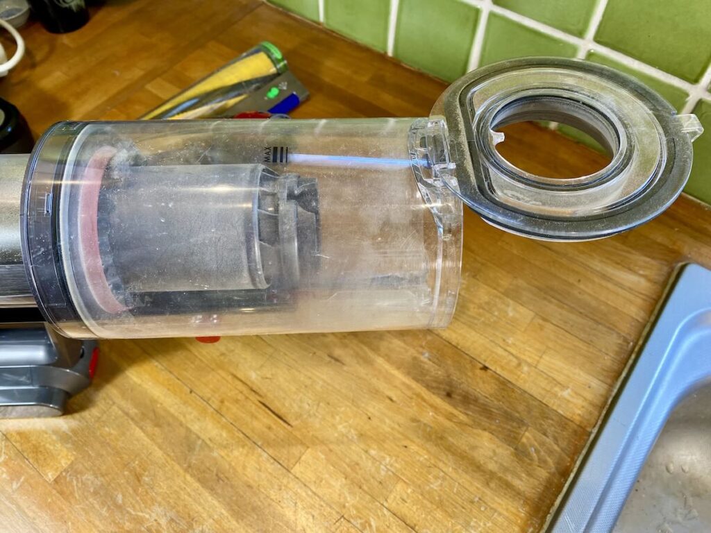 Le mécanisme de vidage hygiénique du collecteur Supersonic de Dyson © Labo Maison