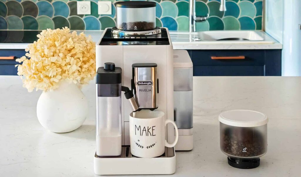 Guide d'achat des cafetières expresso avec broyeur 2024 : photo de la Delonghi Rivelia Latte.