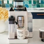 Guide d'achat des cafetières expresso avec broyeur 2024 : photo de la Delonghi Rivelia Latte.