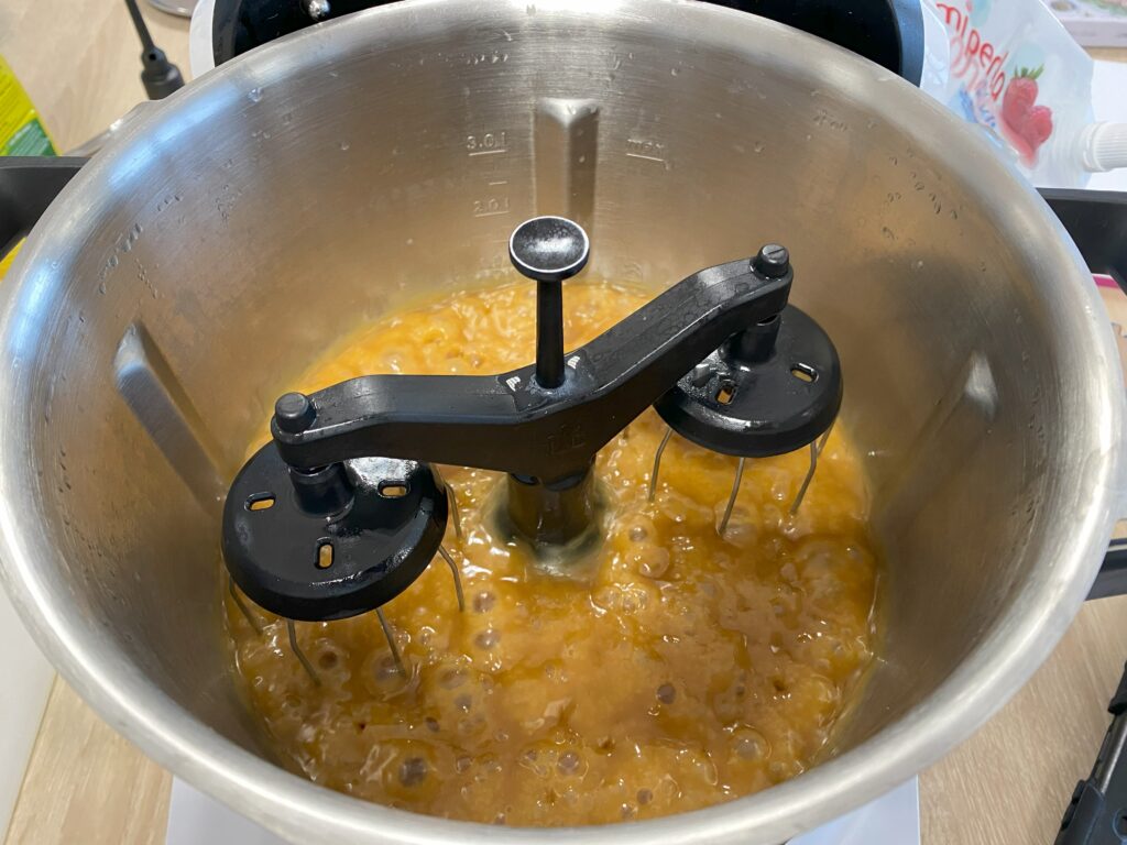 La préparation d'un caramel au beurre salée avec le Bosch Cookit (c) Labo Maison