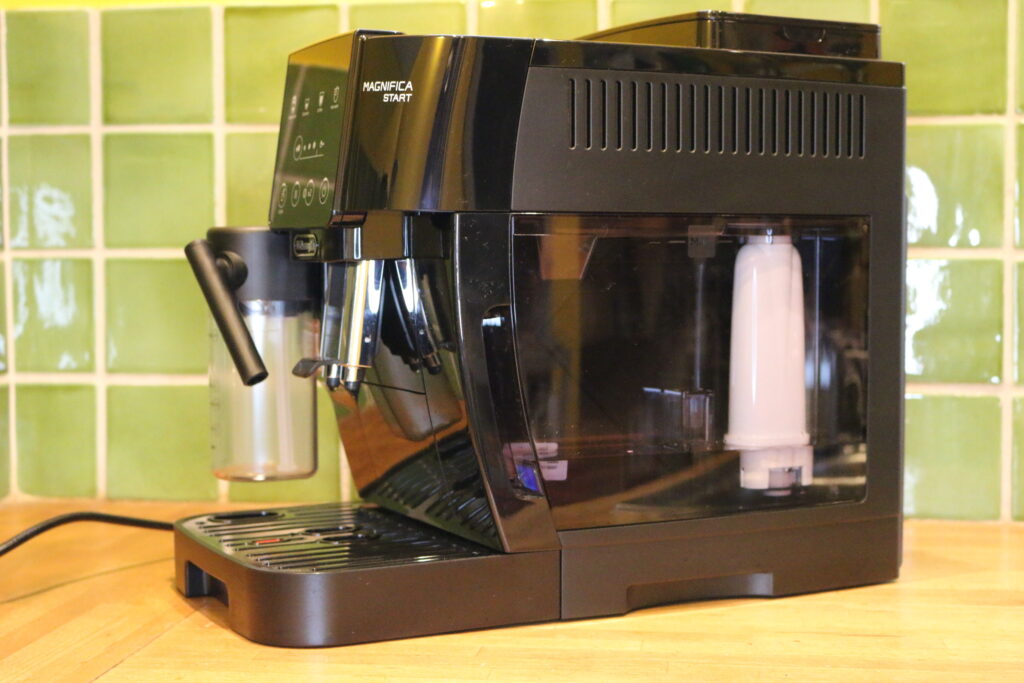 La machine à café expresso automatique avec broyeur Magnifica Start Latte de Delonghi