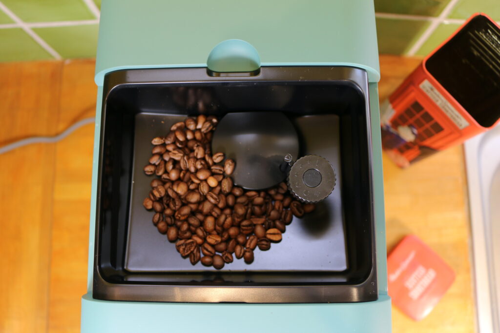 La cafetière expresso avec broyeur SMEG BCC13. En détail, le réservoir à grains de café