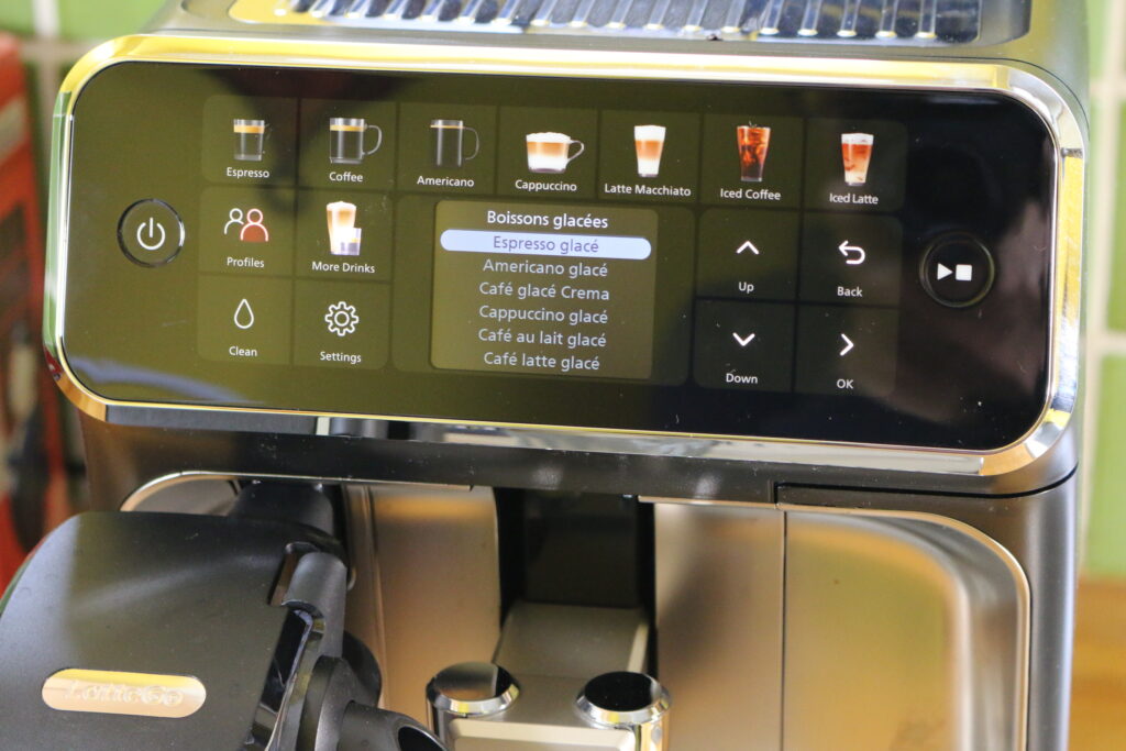 Le tableau de bord de la Machine à café expresso avec broyeur Philips Série 5500 LatteGo (c) Labo Maison