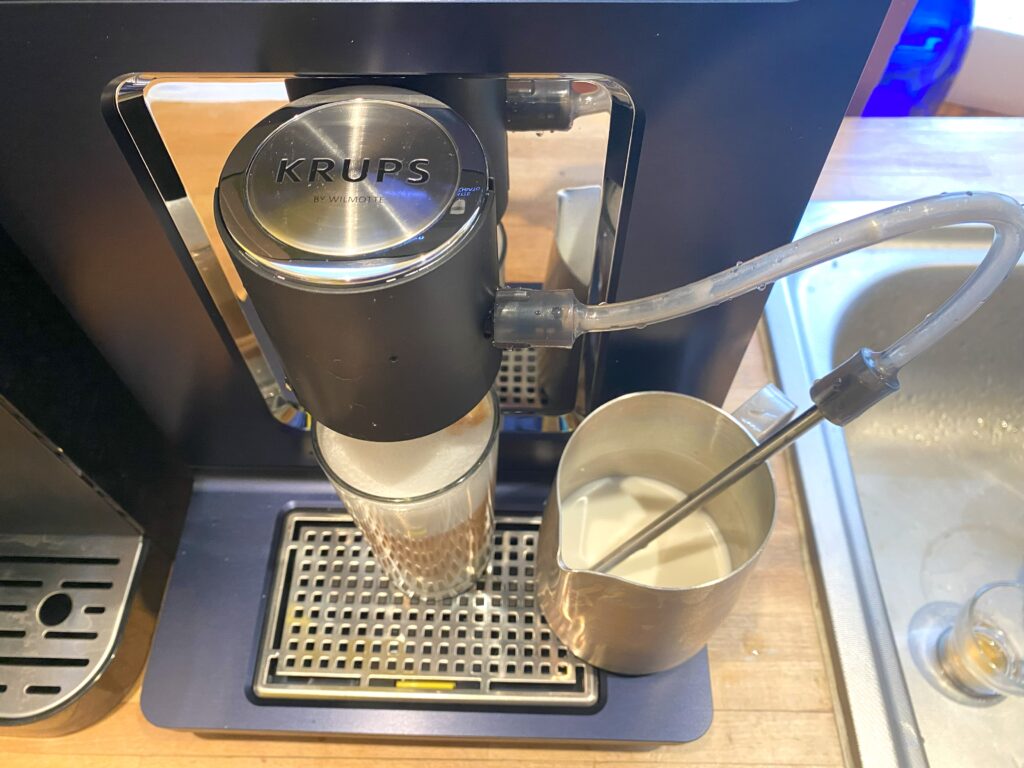 Le système à lait de la machine à café expresso automatique avec broyeur Krups Evidence One (by Wilmotte) (c) Labo Maison
