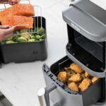Deux tiroirs et deux grilles pour cuire sur qutres niveaux.