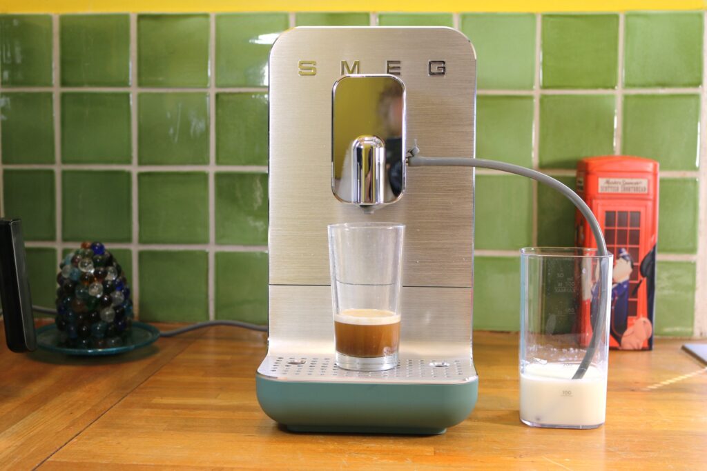 La cafetière expresso avec broyeur SMEG BCC13. En détail, le réservoir à grains de café. Le système à lait