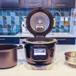 Cookeo Touch Wi-Fi : 33 x 30 x 38 cm et capacité de 6 litres. (c) Labo Maison