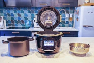 Cookeo Touch Wi-Fi : 33 x 30 x 38 cm et capacité de 6 litres. (c) Labo Maison
