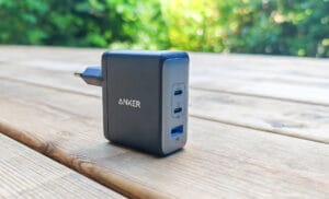 Connectique du chargeur Anker 736 (Nano II 100W) : 2 x USB-C et 1 x USB-A.