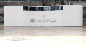La station d'eau peut être positionnée sous un meuble de salle de bain. (c) Labo Maison