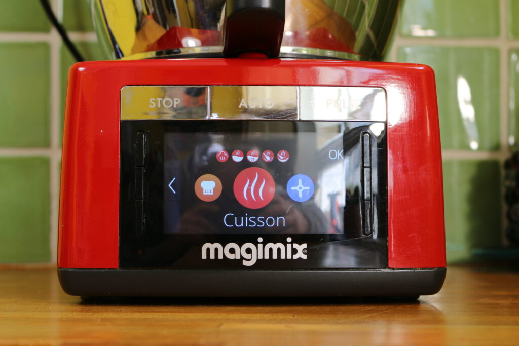 L'écran non tactile du robot cuiseur multifonction Magimix Cook Expert