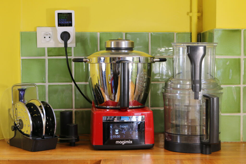 Robot cuiseur multifonction Magimix Cook Expert et ses accessoires.