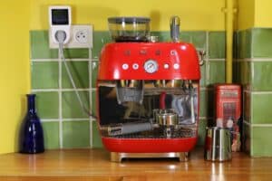 La machine à café expresso avec broyeur semi-automatique Smeg EGF03