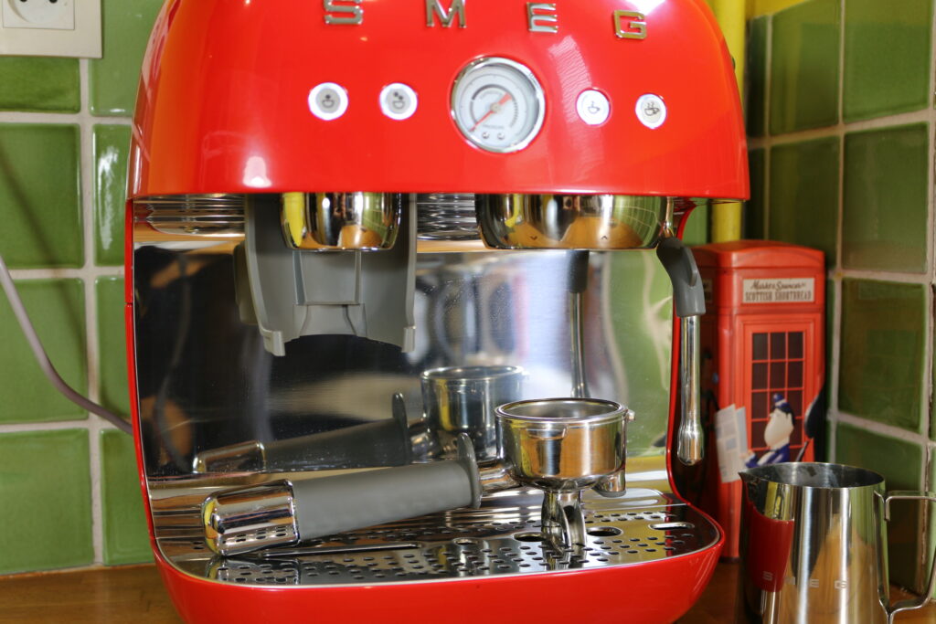 Machine à café expresso avec broyeur Smeg EGF03
