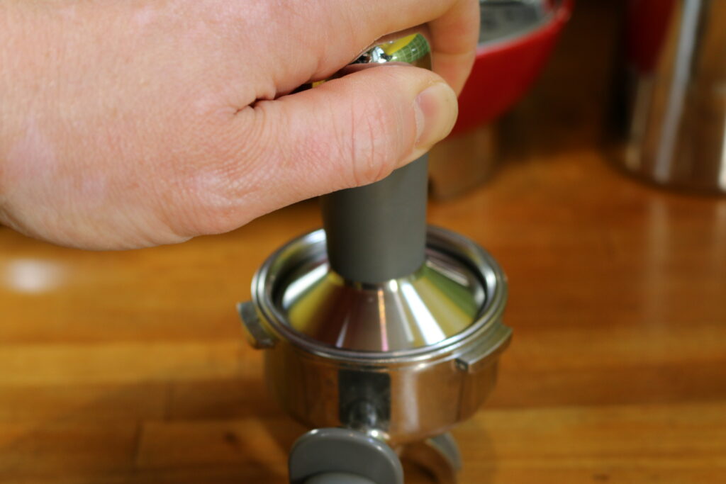 La cafetière à percolateur avec broyeur Smeg EGF03. Il faut tasser soi-même au tamper son café. 